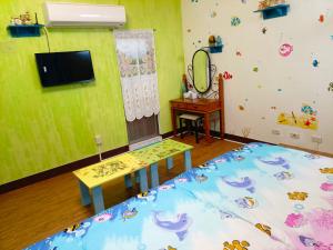Televiisor ja/või meelelahutuskeskus majutusasutuses Time Travelodge Homestay