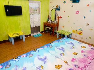 Televiisor ja/või meelelahutuskeskus majutusasutuses Time Travelodge Homestay
