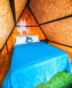 a room with a bed in a yurt at Glamping Campo Lago San Pablo in Otavalo