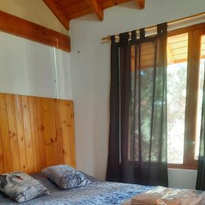Postel nebo postele na pokoji v ubytování Cabaña acogedora en el centro de Epuyen