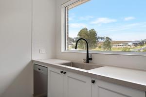 Bathroom sa 4 bedroom home with theatre room, close to CBD and beaches.