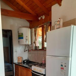 Kuchyň nebo kuchyňský kout v ubytování Cabaña acogedora en el centro de Epuyen
