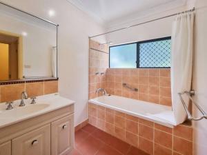 y baño con bañera, lavabo y espejo. en A picturesque 3 bedroom house with splendid views, en Atherton