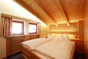 Un pat sau paturi într-o cameră la Post Hotel Ristorante Tyrol