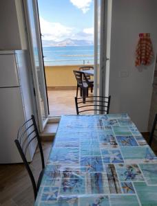 - une table à manger avec vue sur l'océan dans l'établissement Casa Capannelle, à Bagheria