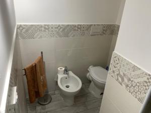 La petite salle de bains est pourvue de toilettes et d'un lavabo. dans l'établissement Casa Capannelle, à Bagheria