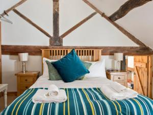 Katil atau katil-katil dalam bilik di Lavender Cottage - Uk4061