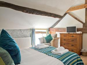 a bedroom with a bed with towels on it at Lavender Cottage - Uk4061 in Buxton