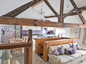 a living room with a couch and a kitchen at Lavender Cottage - Uk4061 in Buxton