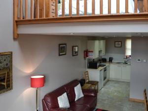 sala de estar con sofá y cocina en Lakeland View en Scotforth