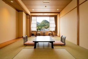Area soggiorno di Hotel Hoho "A hotel overlooking the Echigo Plain and the Yahiko mountain range" formerly Hotel Oohashi Yakata-no-Yu