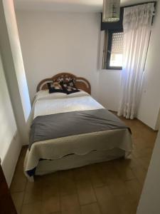 1 dormitorio con 1 cama en una habitación blanca en hermoso departamento en pleno centro de córdoba, zonas segur y tranquila en Córdoba