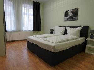 ein Schlafzimmer mit einem großen Bett mit weißen Kissen in der Unterkunft Apartment in the center of Ballenstedt in Ballenstedt