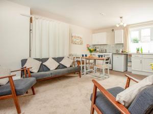 - un salon avec un canapé et une table dans l'établissement Apartment Three - Uk39836, à Paignton