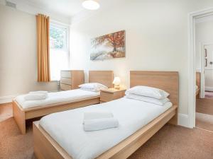 1 dormitorio con 2 camas y ventana en Apartment Three - Uk39836, en Paignton