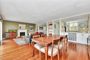 Foto dalla galleria di Villa 3br Syrah Villa located within Cypress Lakes Resort a Pokolbin