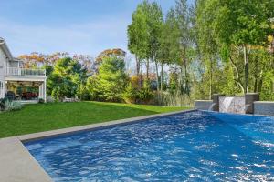 una piscina en el patio trasero de una casa en Hampton Luxury Estate - New Construction Luxury Retreat in Southamptons, en Southampton