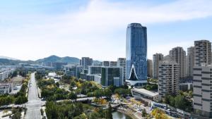 - une vue sur une ville avec de grands bâtiments dans l'établissement HUALUXE Hotels and Resorts Qingdao Licang, an IHG Hotel, à Qingdao