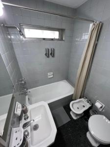 y baño con bañera, aseo y lavamanos. en ljapartments España 7 en Mendoza