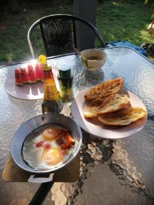 una mesa con un plato de huevos y tostadas en MTT resort, en Ban Nam Tok Mae Klang