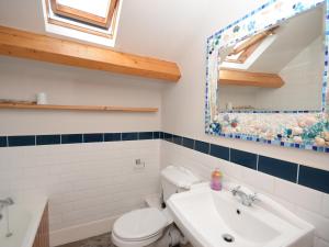 Un baño con inodoro, lavabo y espejo. en Ingle Burrow, en Windermere 11 fotos más