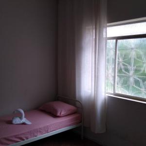 ジュイス・デ・フォーラにあるPOUSADA DO JOAOの窓付きの客室の小さなベッド1台分です。
