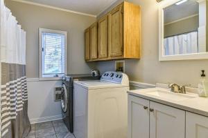 een keuken met een wasmachine en een wastafel bij Cozy Mtn getaway. 11 miles to downtown Asheville in Asheville