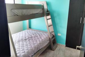 a small bunk bed in a room with a bunk bed at Departamento Familiar y bien cuidado. Wifi, piscina y jacuzzi in Tonsupa