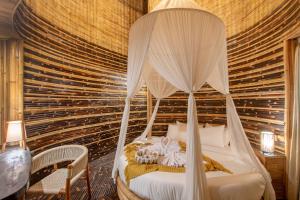 Llit o llits en una habitació de Dreamy Cliffside Bamboo Villa with Pool and View