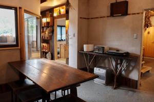 Cette chambre comprend une table en bois. dans l'établissement MOUNTAinn Nagiso, à Nagiso