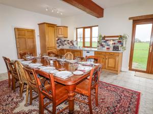 jadalnia z drewnianym stołem i krzesłami w obiekcie The Manor House at Kenwick Lodge w mieście Ellesmere