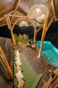 Dreamy Cliffside Bamboo Villa with Pool and View في Klungkung: اطلالة علوية على منزل به مسبح