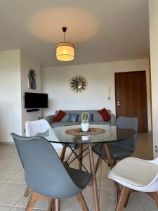 sala de estar con mesa y sofá en Sunset Appart, T2 avec vue mer et plage à 1 km, en Le Carbet