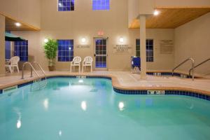 uma grande piscina num quarto de hotel em GrandStay Hotel & Suites La Crosse em La Crosse