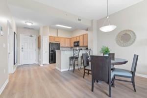 Dapur atau dapur kecil di Family friendly condo in heart of Destin! Resort style pool, tennis courts minutes from beach
