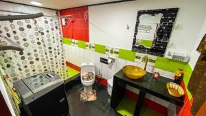 La salle de bains colorée est pourvue d'un lavabo et de toilettes. dans l'établissement Apartamento El Roble, à Iquitos
