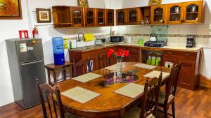 cocina con mesa de madera y nevera en Apartamento El Roble, en Iquitos