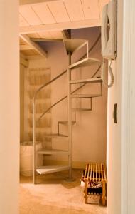 ガラトーネにあるCà Mì Apartmentの二段ベッド1組、螺旋階段が備わる客室です。