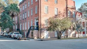 ein großes Backsteingebäude mit davor geparkt in der Unterkunft 4 Bedroom Beauty Steps from the River in Savannah