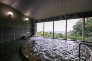 Habitación con piscina de agua y ventana en Tennomaru, en Gamagori