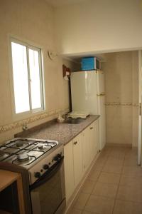 a kitchen with a stove and a white refrigerator at DTO en Mar del Plata para 6 o 4 Personas in Mar del Plata