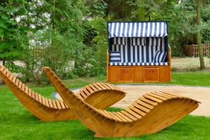 un par de barcos de madera sentados en el césped en Ferienhaus Frieda Kiebitzsee en Falkenberg