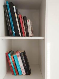 a book shelf filled with lots of books at House Antonio in Miholascica (66-1) in Miholašćica