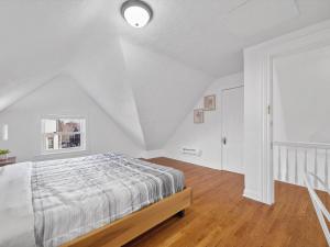 ein weißes Schlafzimmer mit einem Bett und einem Fenster in der Unterkunft Bloomfield/Shadyside @V Modern and Bright Private Bedroom with Shared Bathroom in Pittsburgh