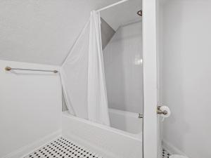 ein Bad mit Dusche und Duschvorhang in der Unterkunft Bloomfield/Shadyside @V Modern and Bright Private Bedroom with Shared Bathroom in Pittsburgh