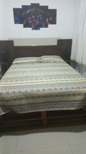 uma cama num quarto com em casa da paz em Porto Seguro