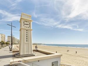 レ・サ​​ーブル・ドロンヌにあるAppartement Les Sables-d'Olonne, 1 pièce, 3 personnes - FR-1-92-547のビーチ横の時計塔