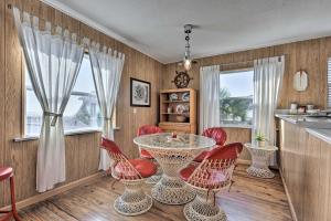 uma sala de jantar com mesa e cadeiras em Fernandina Cottage Deck, Direct Beach Access em Fernandina Beach