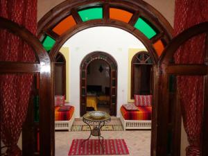 Riad Sesame tesisinde bir oturma alanı