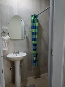 bagno con lavandino e specchio di DaDaJuBa Aparta hotel a Santa Bárbara de Samaná